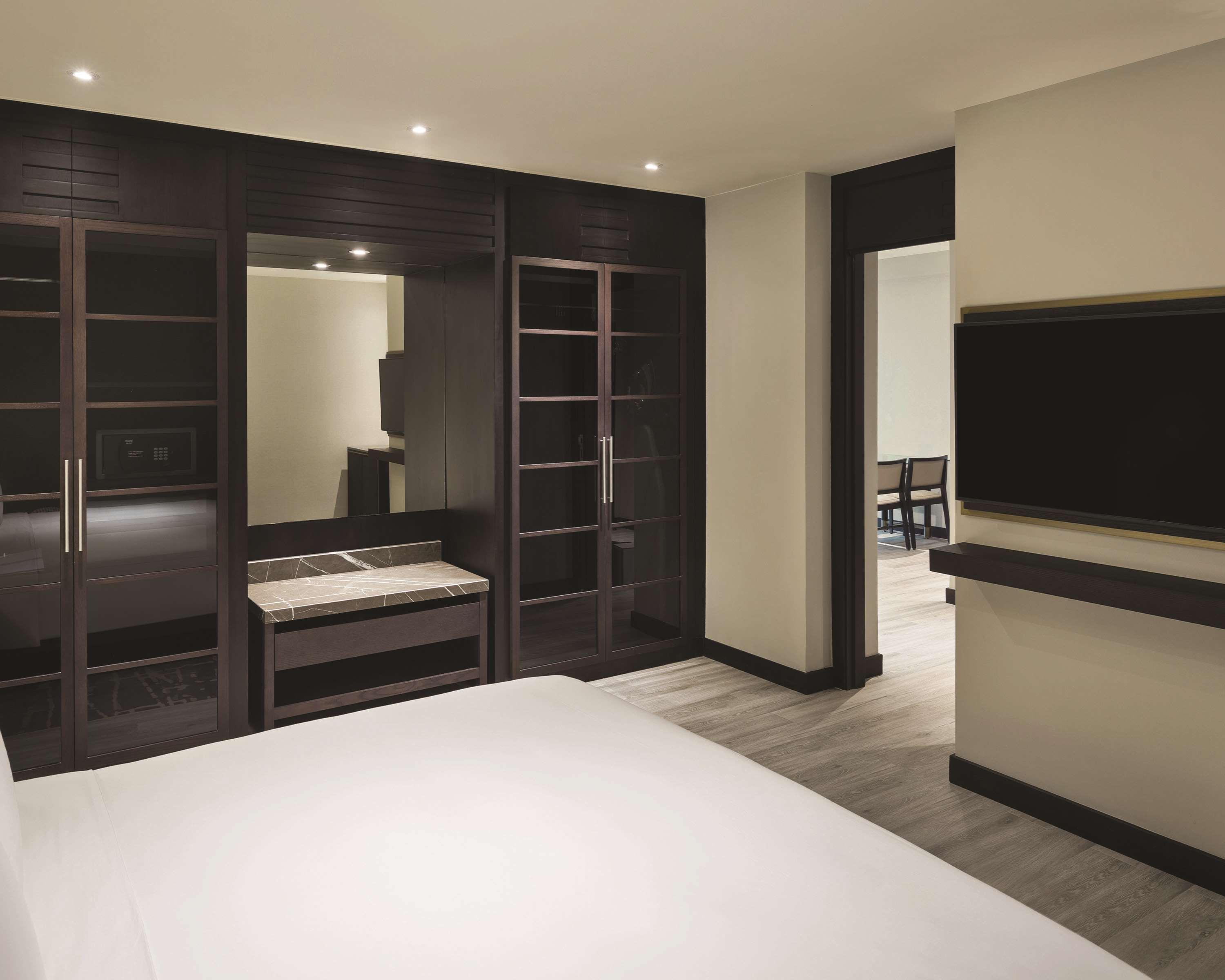 Hyatt Regency Al Kout Mall Kuwait City Ngoại thất bức ảnh A bedroom at the hotel