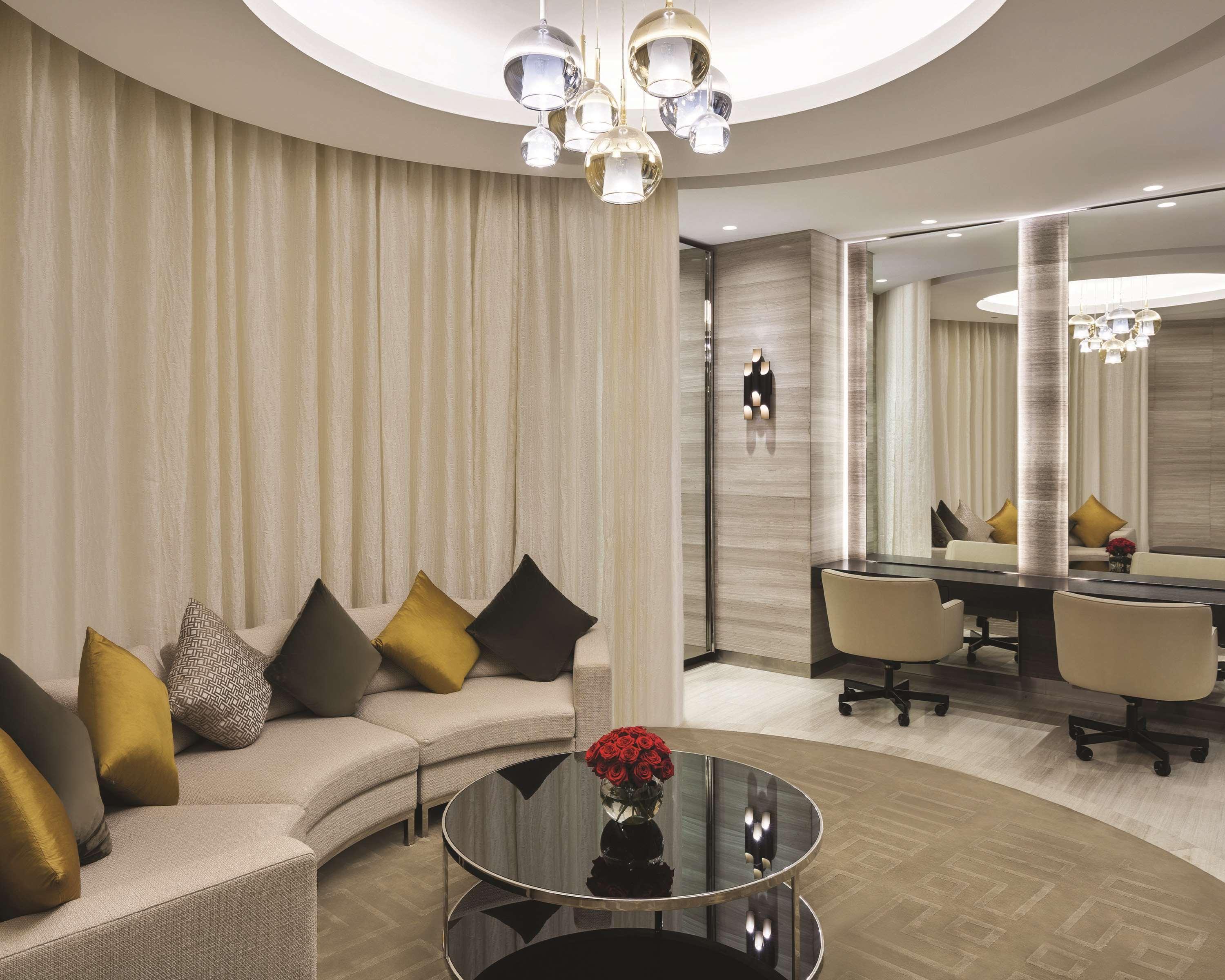 Hyatt Regency Al Kout Mall Kuwait City Ngoại thất bức ảnh The interior of the club