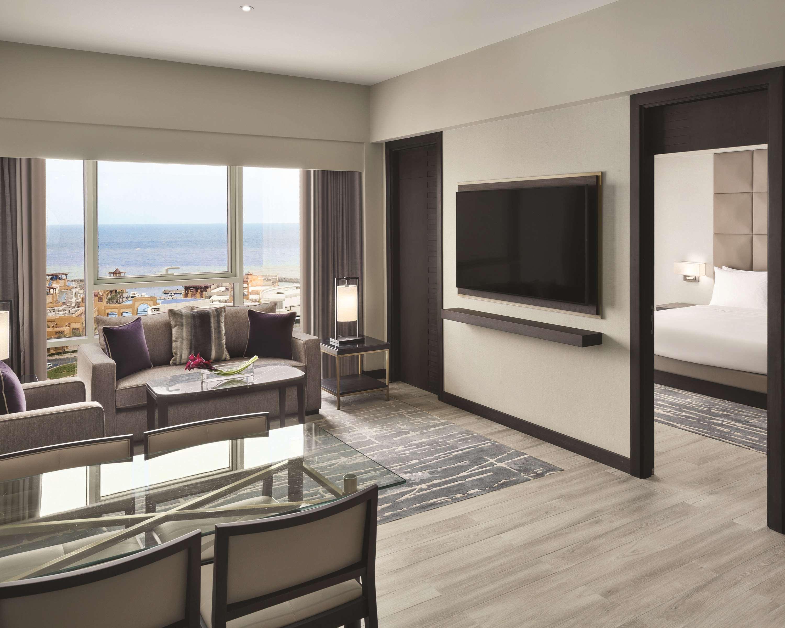 Hyatt Regency Al Kout Mall Kuwait City Ngoại thất bức ảnh A suite at the hotel