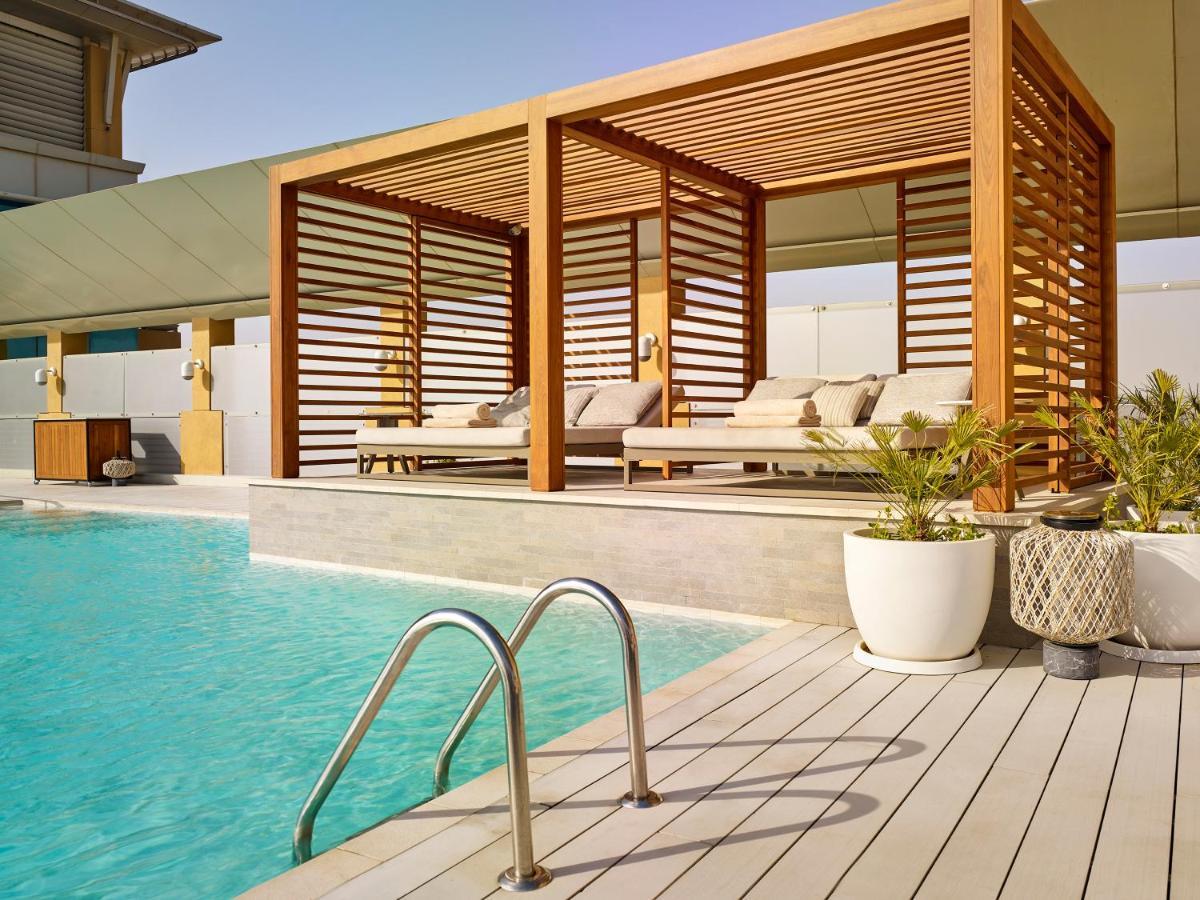 Hyatt Regency Al Kout Mall Kuwait City Ngoại thất bức ảnh The swimming pool at the hotel