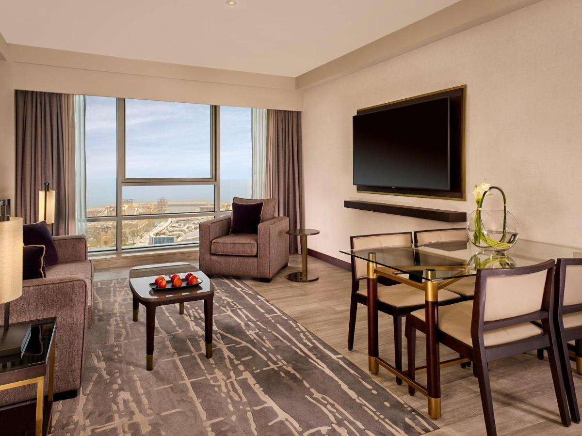 Hyatt Regency Al Kout Mall Kuwait City Ngoại thất bức ảnh A suite at the hotel