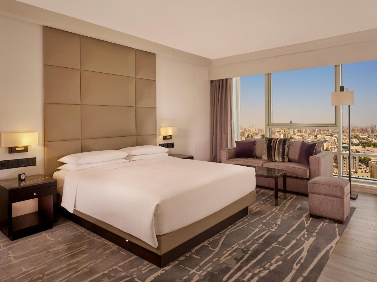 Hyatt Regency Al Kout Mall Kuwait City Ngoại thất bức ảnh A bedroom at the hotel