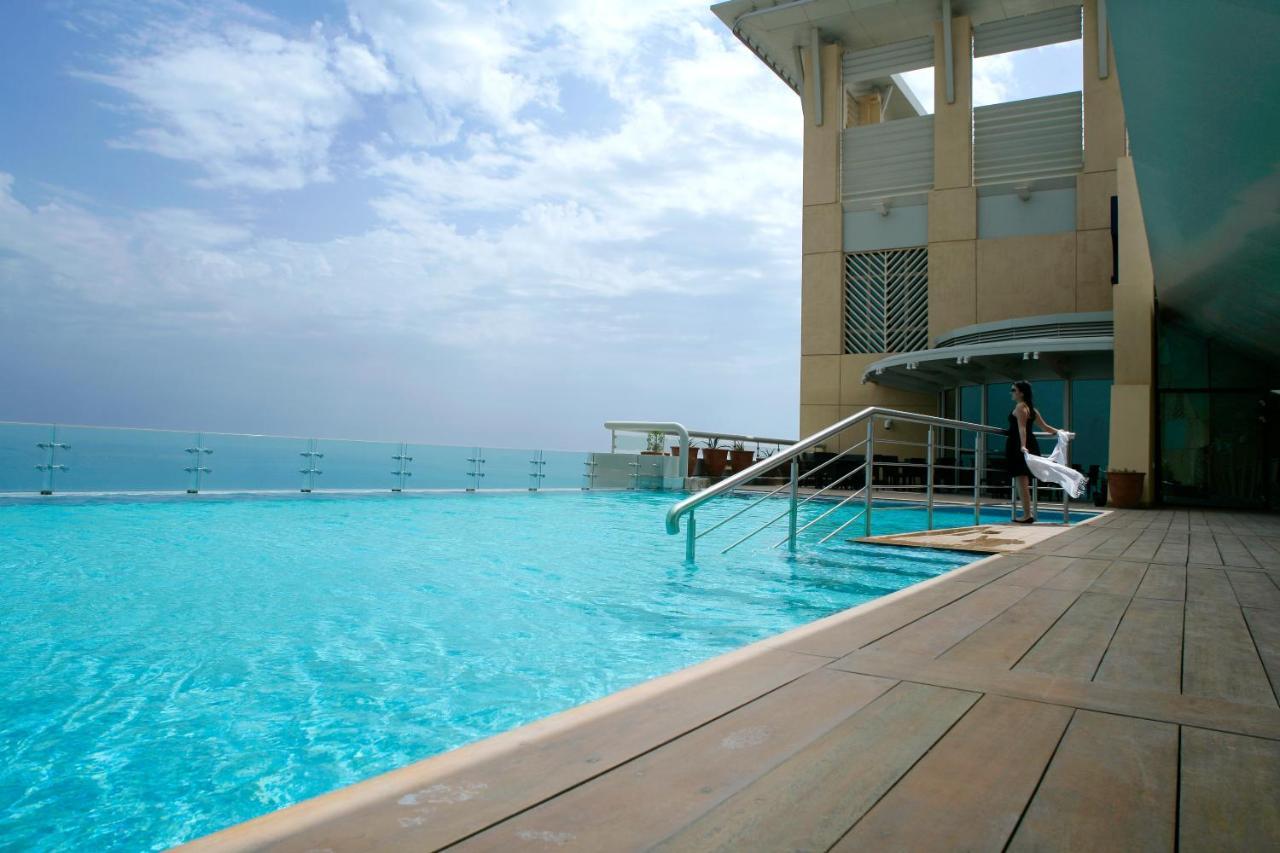 Hyatt Regency Al Kout Mall Kuwait City Ngoại thất bức ảnh The pool at the 360° Sky Bar